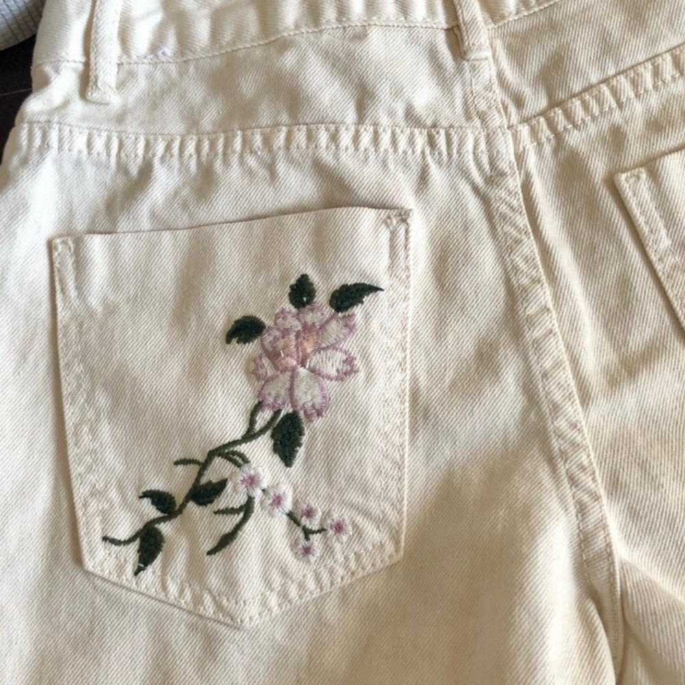 ZARA BASICS CREAM SHORTS WITH FLORAL EMBROIDERY - Picture 7 of 8